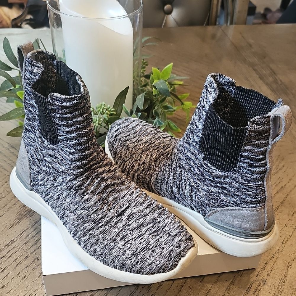 APL Techloom Chelsea Sneaker Boot Size 7.5 Black and Gray Knit High-Top Sneakers